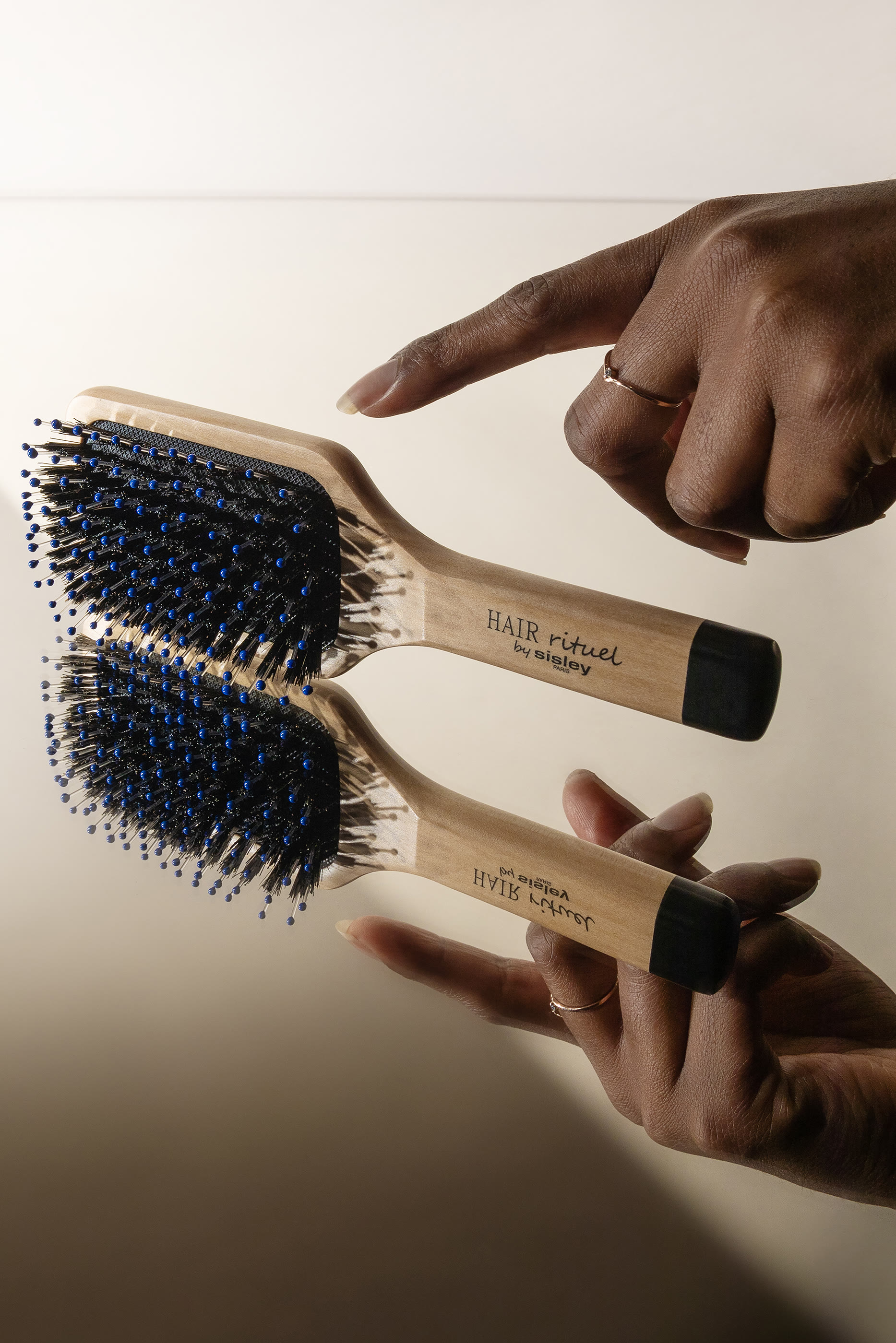 The Shine & Softness Pocket Brush